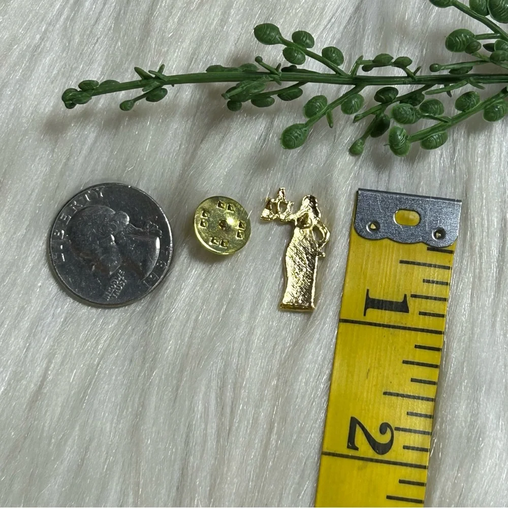 Dainty Justice Scales gold tone lapel pin - Picture 4 of 6